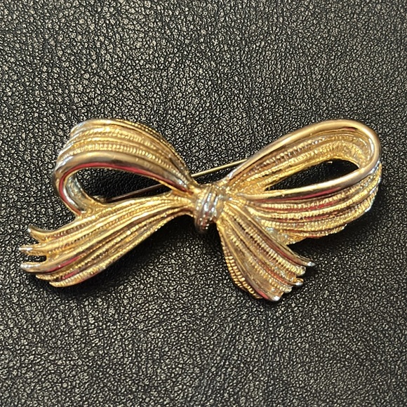 Ribbed Bow Gold-Tone Vintage Brooch - Picture 1 of 12